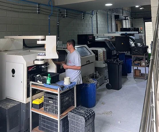 Centro de usinagem e equipamentos da área de produção da Bueu Válvulas