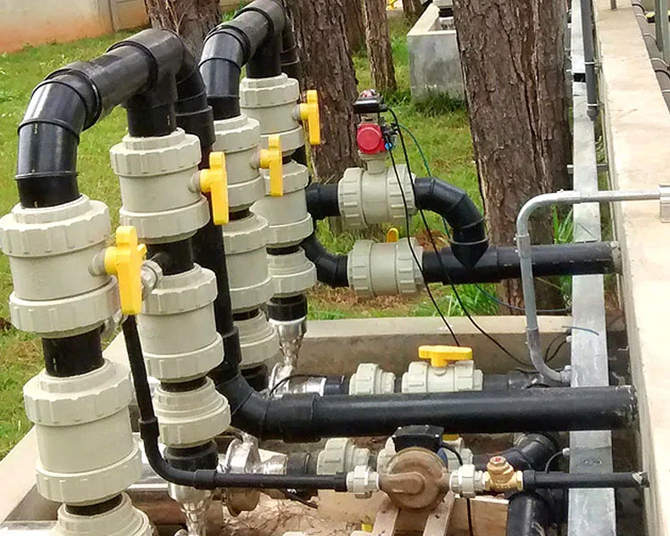 Trecho externo de tubulação com válvulas manuais e componente de acionamento elétrico