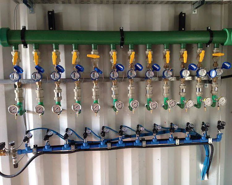 Conjunto de distribuição industrial com tubulações, válvulas e manômetros