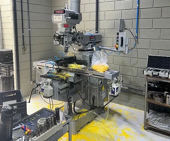 Fresadora ferramenteira na estrutura de fabricação da Bueu Válvulas